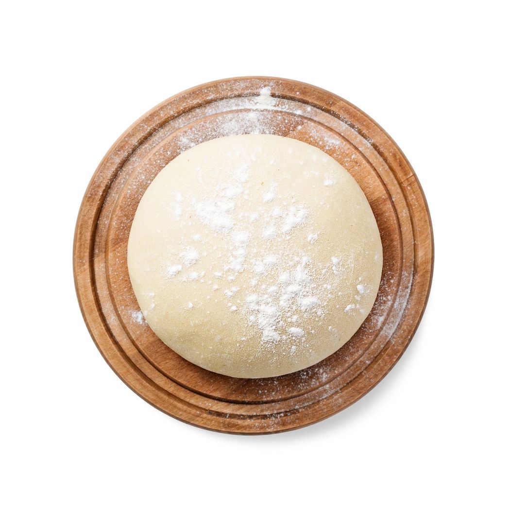 Tortilla di farina semplice con erbe aromatiche, basilico, aglio e una fetta di pomodoro su sfondo bianco.