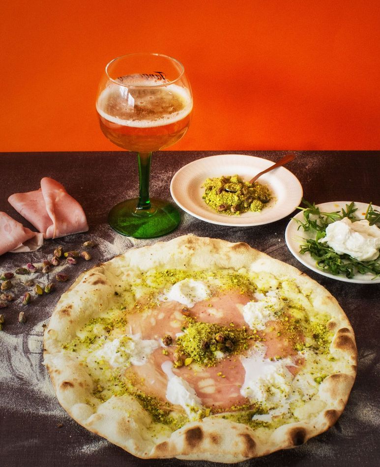 Piadine fresche impilate su una spatola di metallo in una cucina
