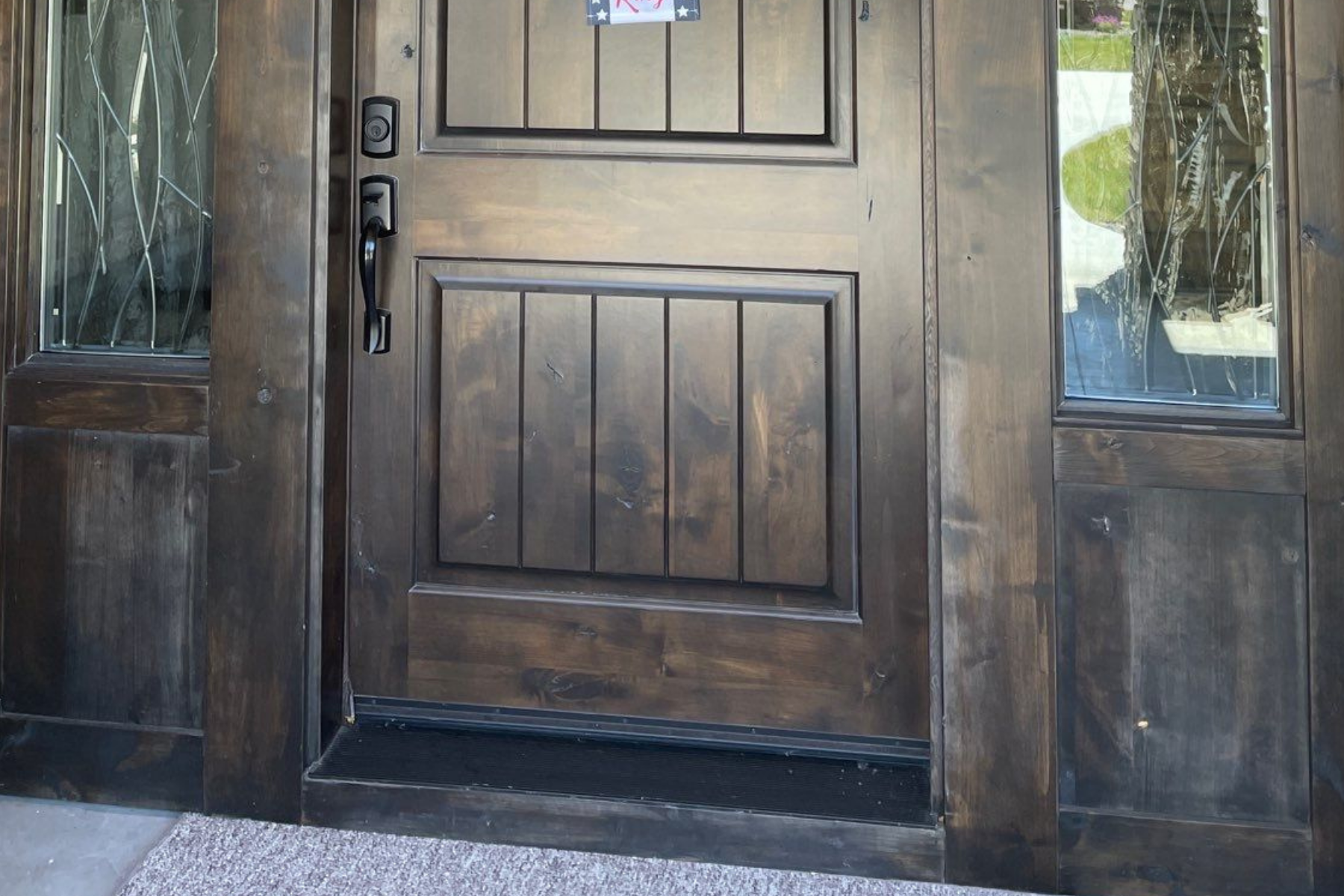 A wooden door with a sign on it that says ' closed '
