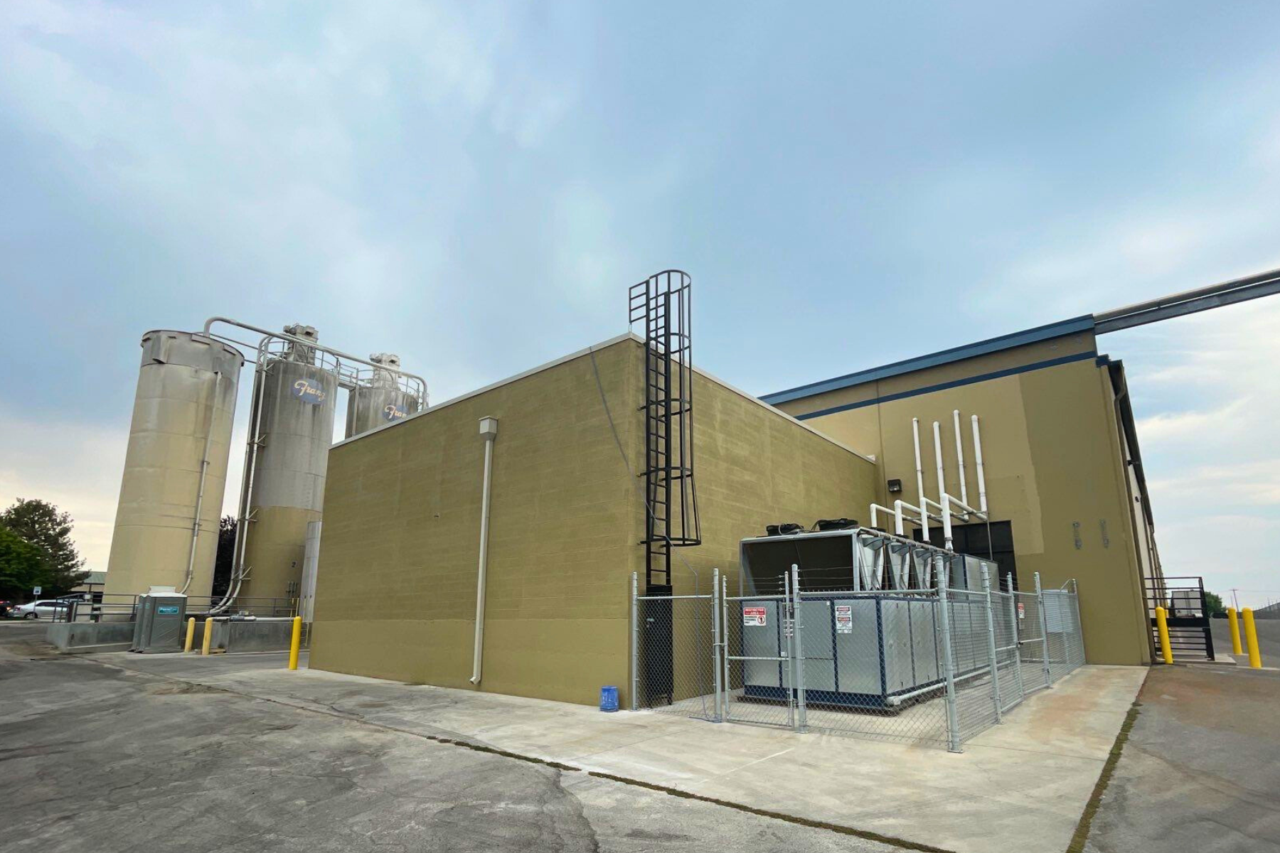 A large building with a lot of silos on the side of it.
