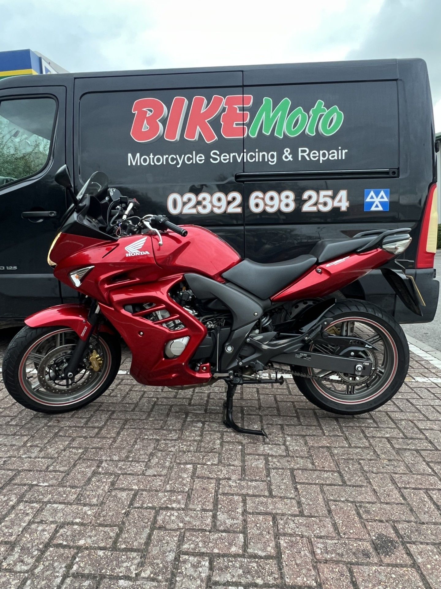Red Honda CBF600