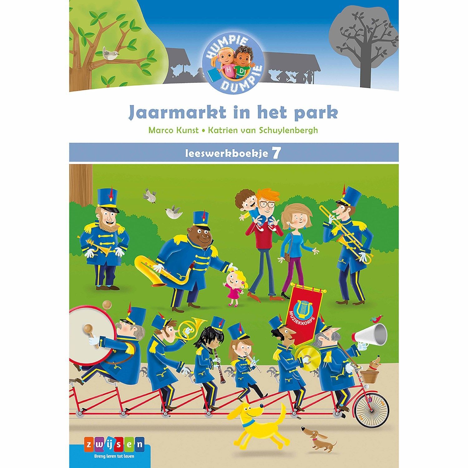 Een blauwe teddybeer staat voor een oranje achtergrond.