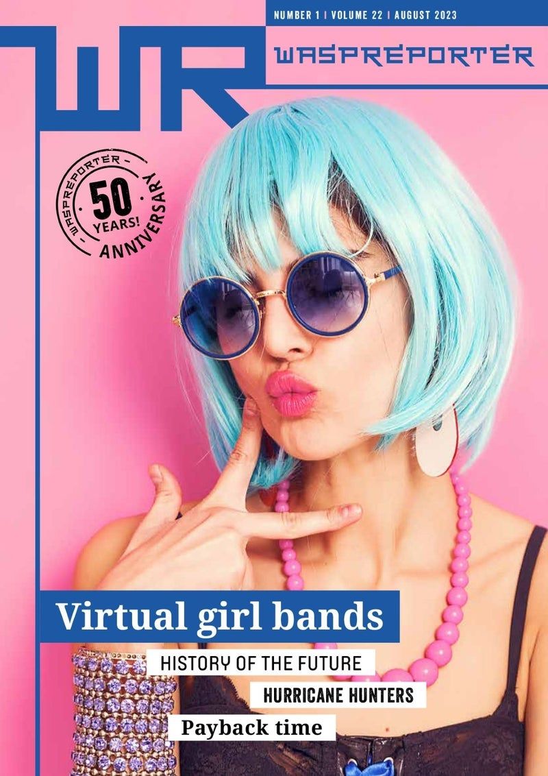 Een vrouw met blauw haar en een zonnebril staat op de cover van een tijdschrift.