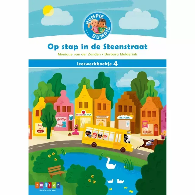 Een blauwe teddybeer staat voor een oranje achtergrond.