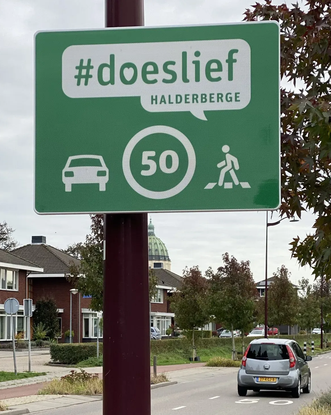 Een groen verkeersbord met de tekst 