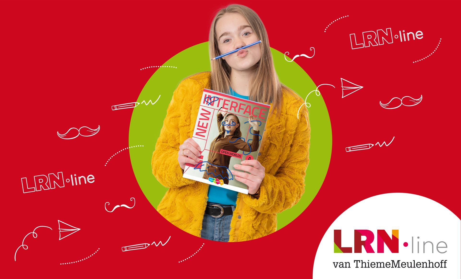 Een vrouw in een geel jasje houdt een tijdschrift vast.