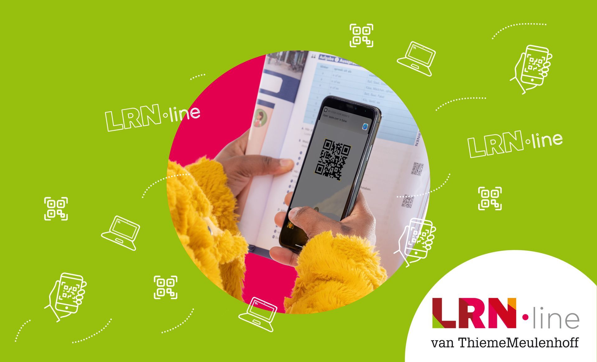 Een persoon houdt een mobiele telefoon vast met een QR-code erop.