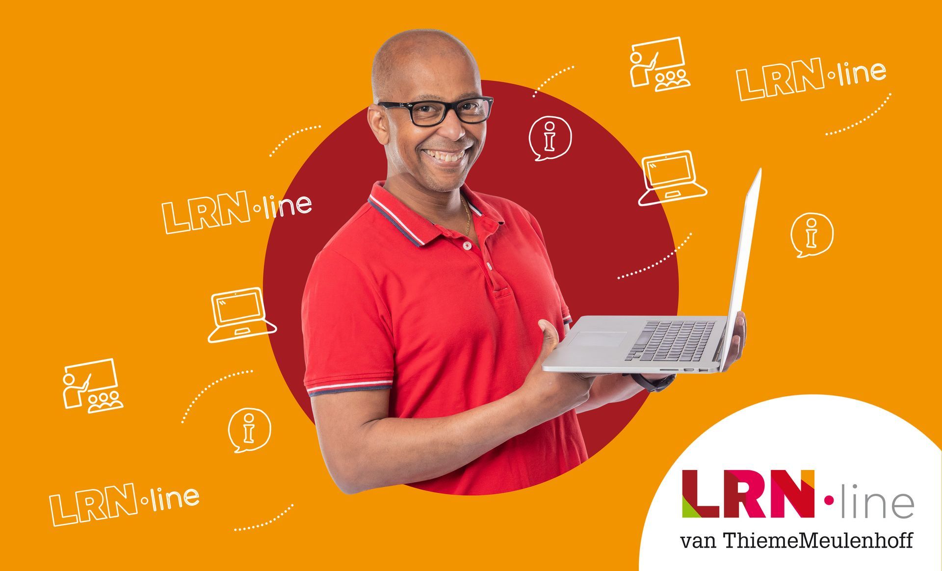 Een man in een rood shirt houdt een laptop vast.