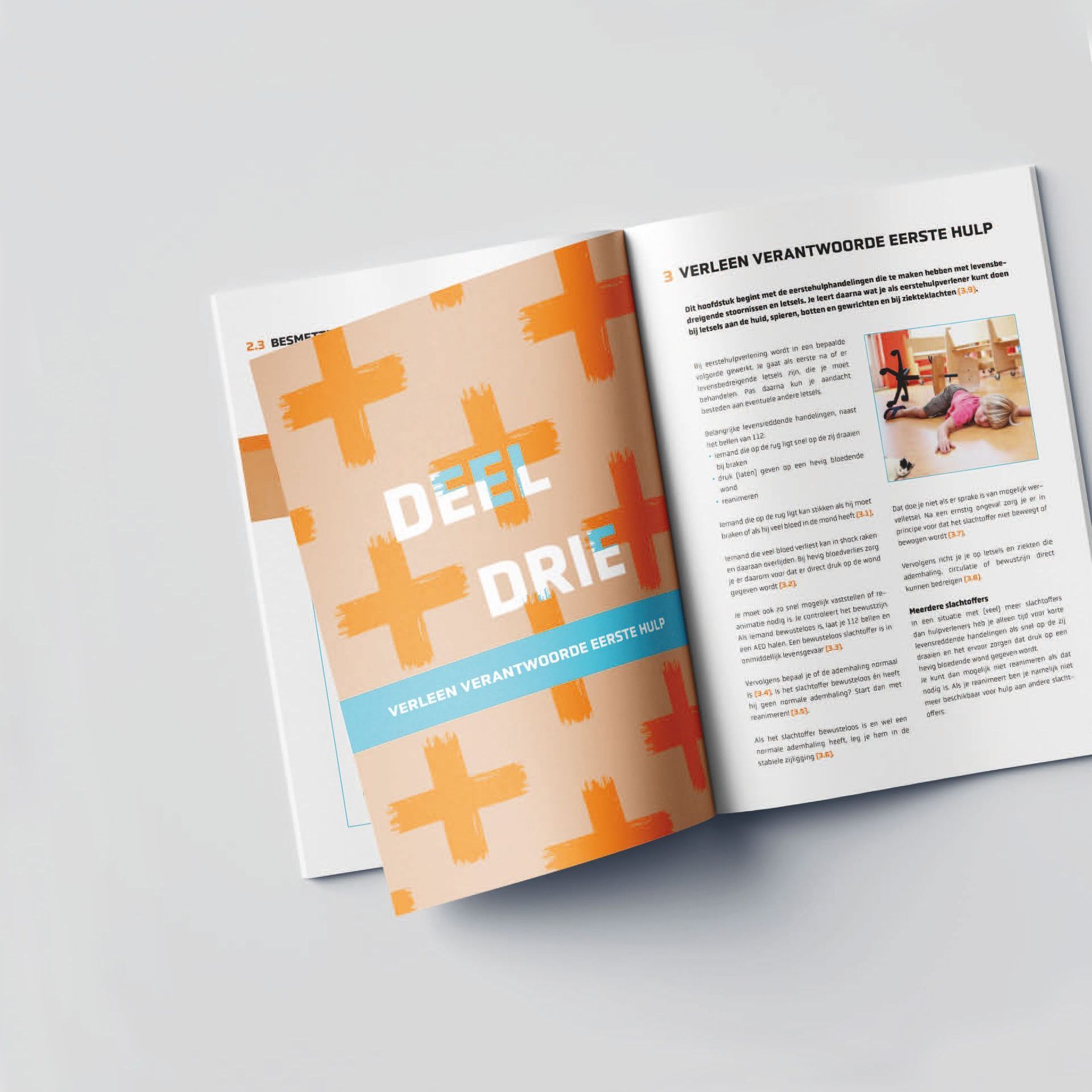 Een boek is opengeslagen op een pagina waarop staat deel drie