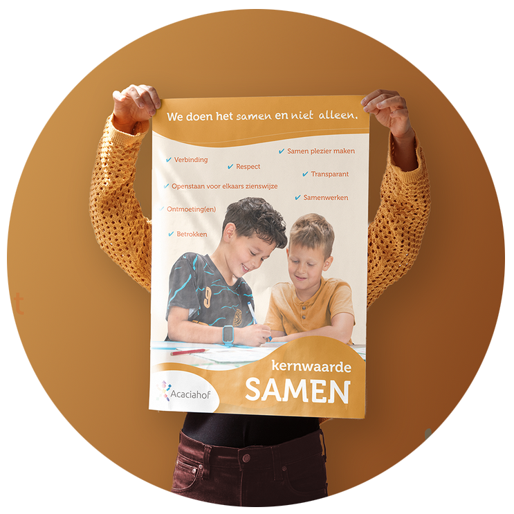 Een persoon in een gele trui houdt een poster vast over de kernwaarde 