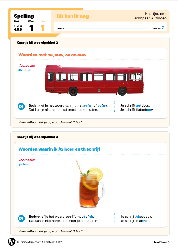 Op een werkblad staan ​​een rode bus en een kop thee.