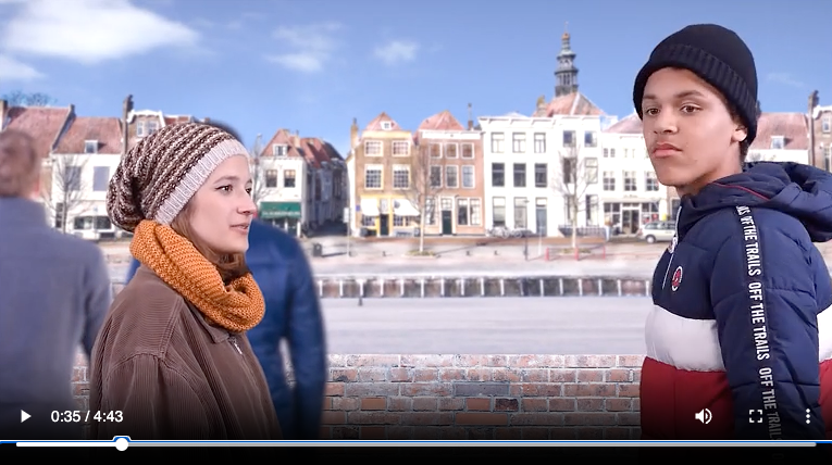 Een man en een vrouw staan ​​naast elkaar voor een stad.