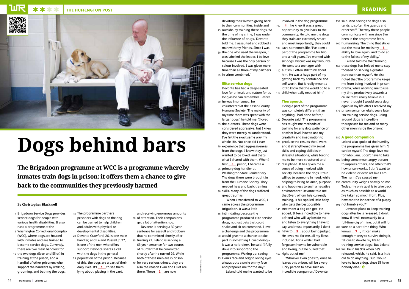 Een man zit op een bankje met een hond achter tralies.