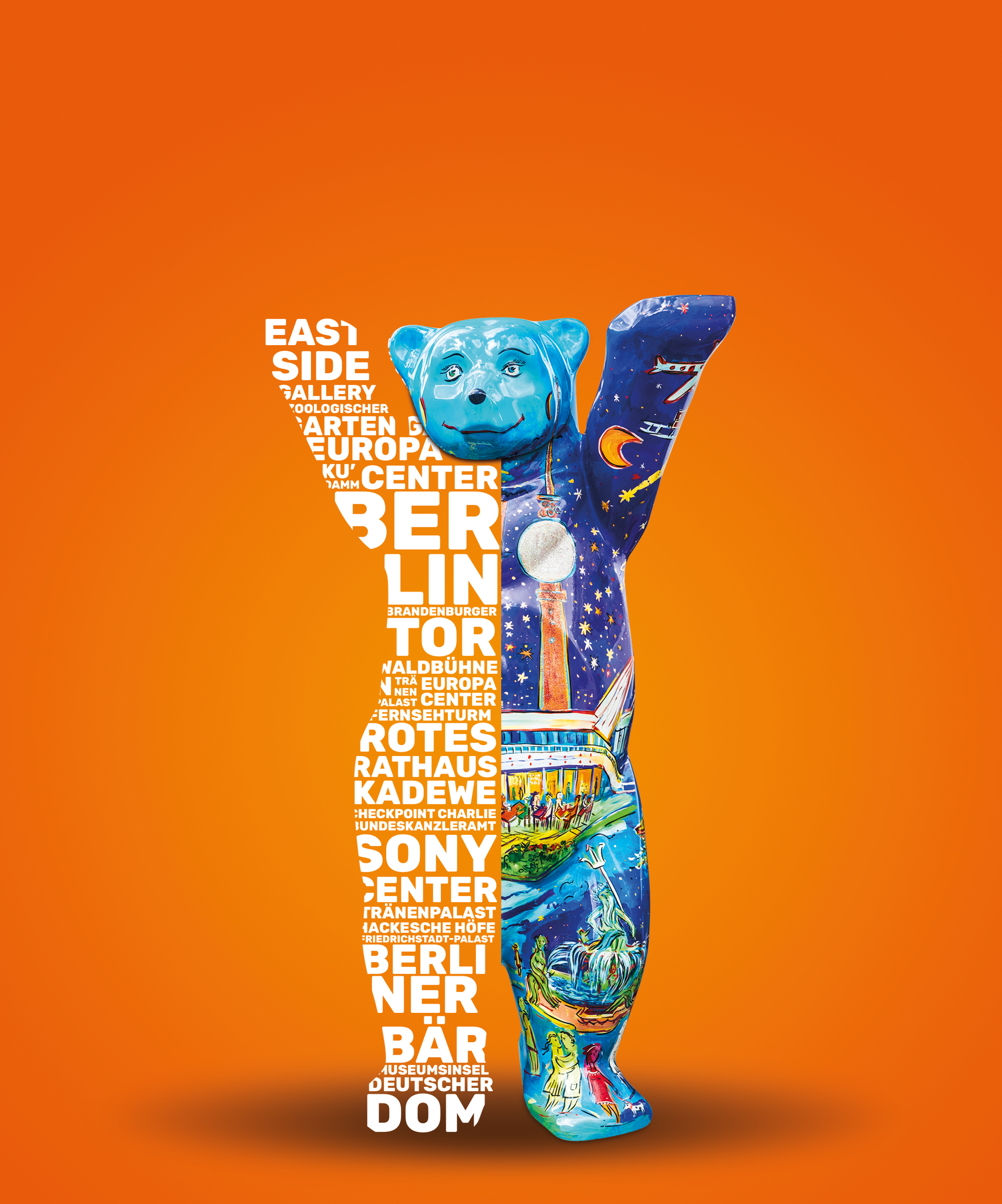 Een blauwe teddybeer staat voor een oranje achtergrond.