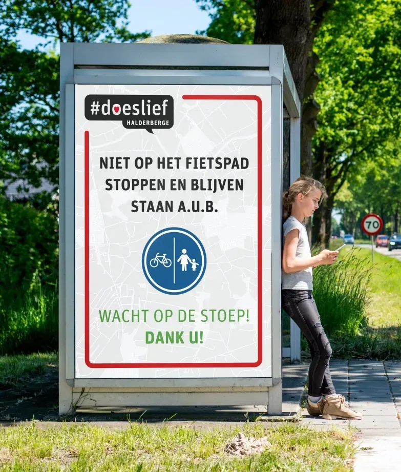 Een bushaltebord met de tekst: 