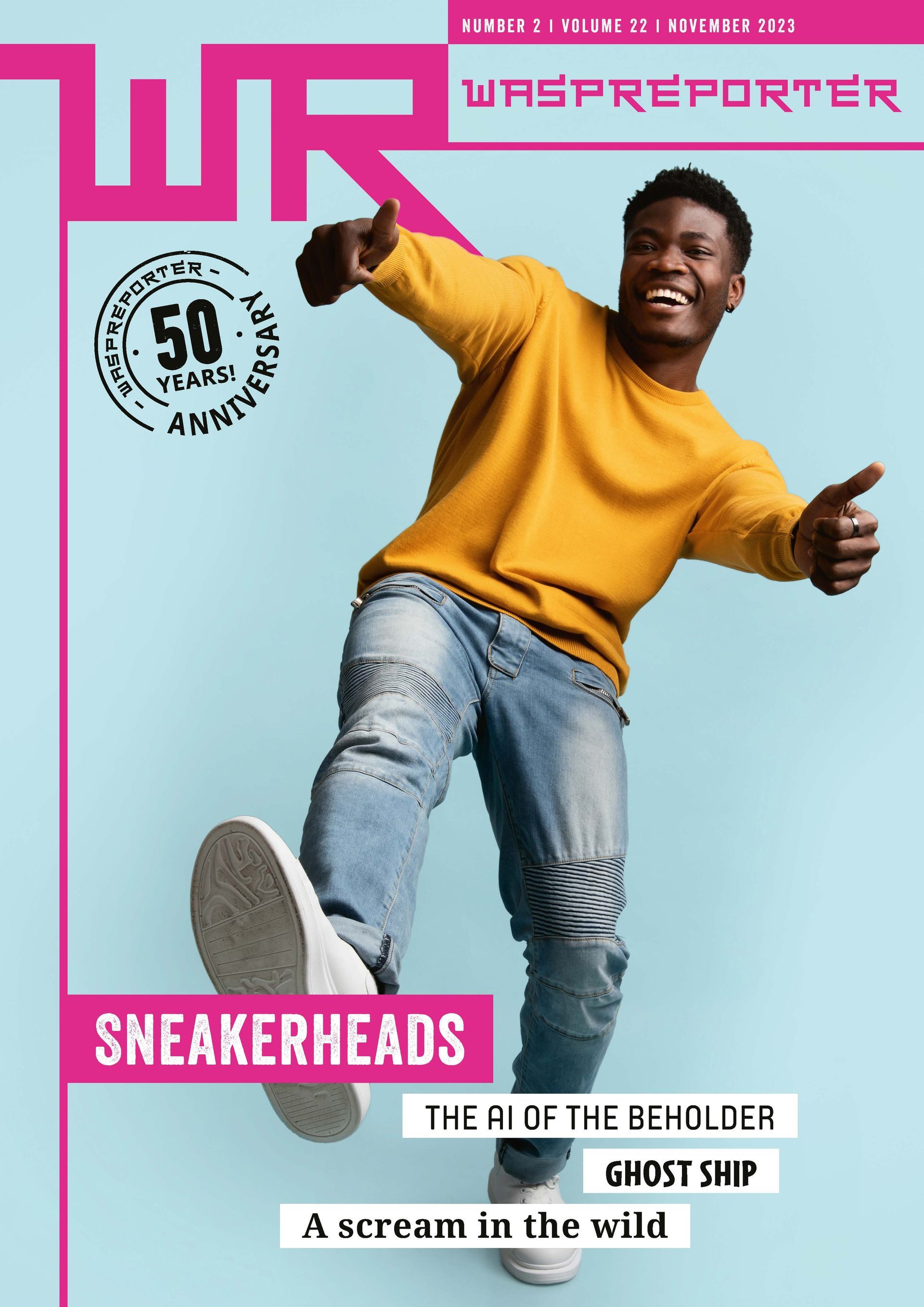 Een man in een gele trui en spijkerbroek staat op de cover van een tijdschrift.