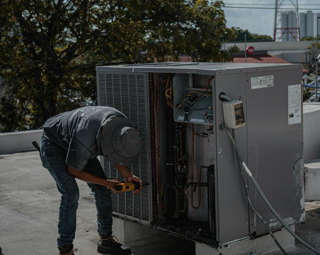A HVAC contractor handling a rooftop installation in Holiday, FL