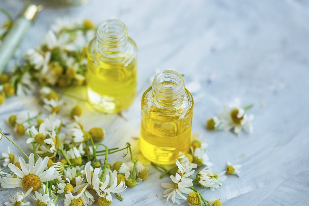 ampolle-con-prodotti-naturali-su-fondo-bianco