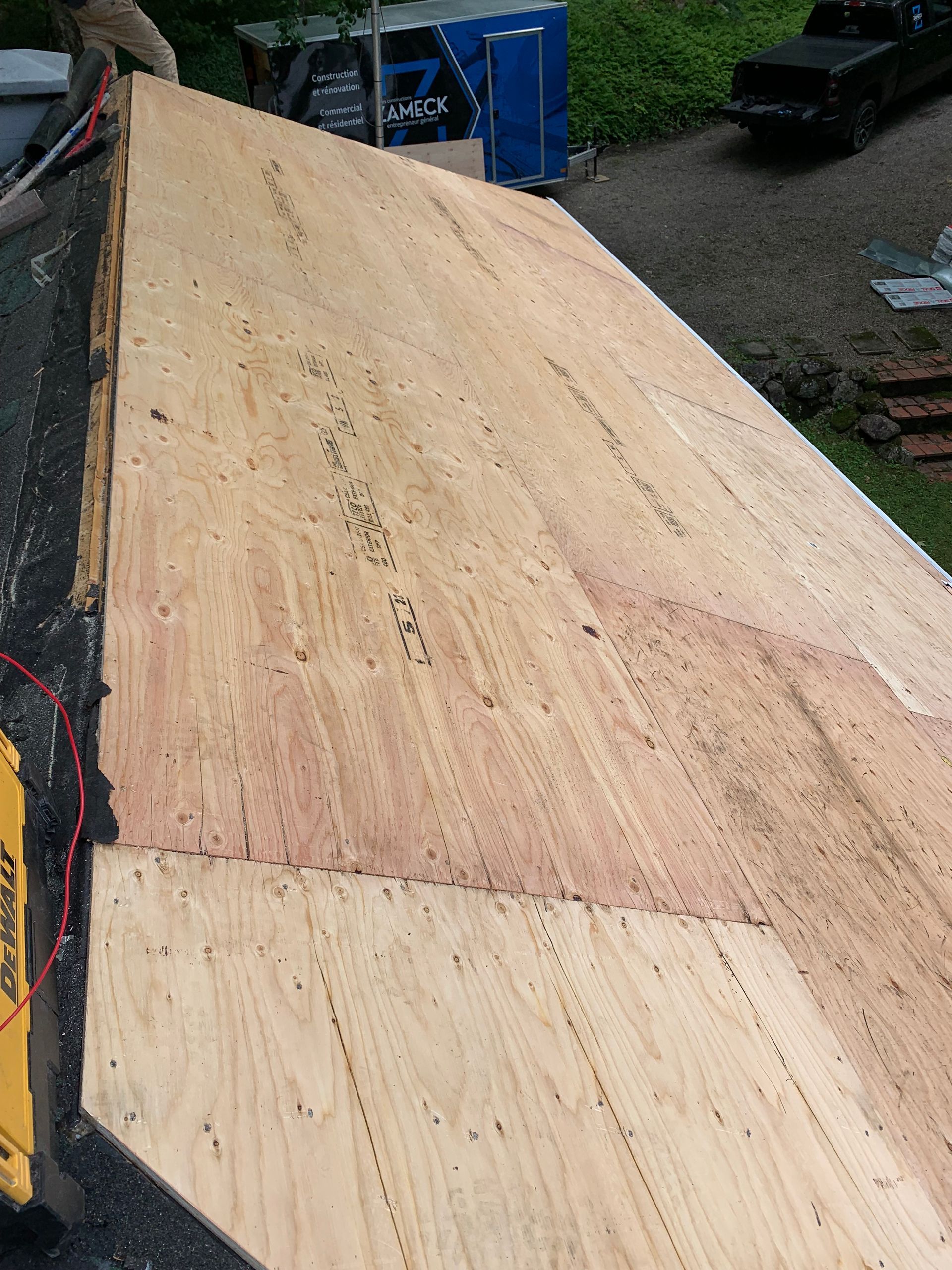Toiture en bois à grain apparent, en cours de préparation pour la pose d'une nouvelle toiture.