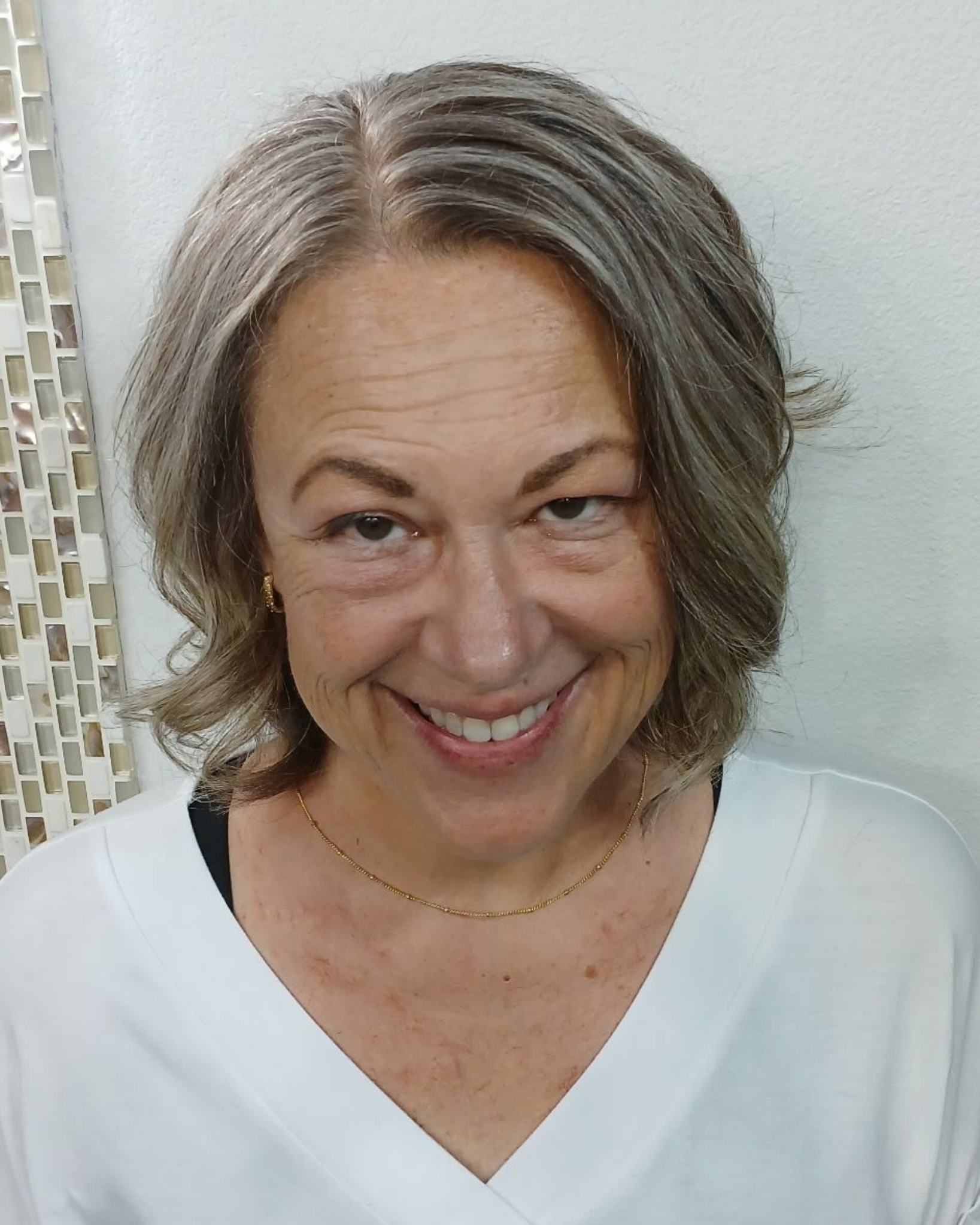 gray-blending bob, front view