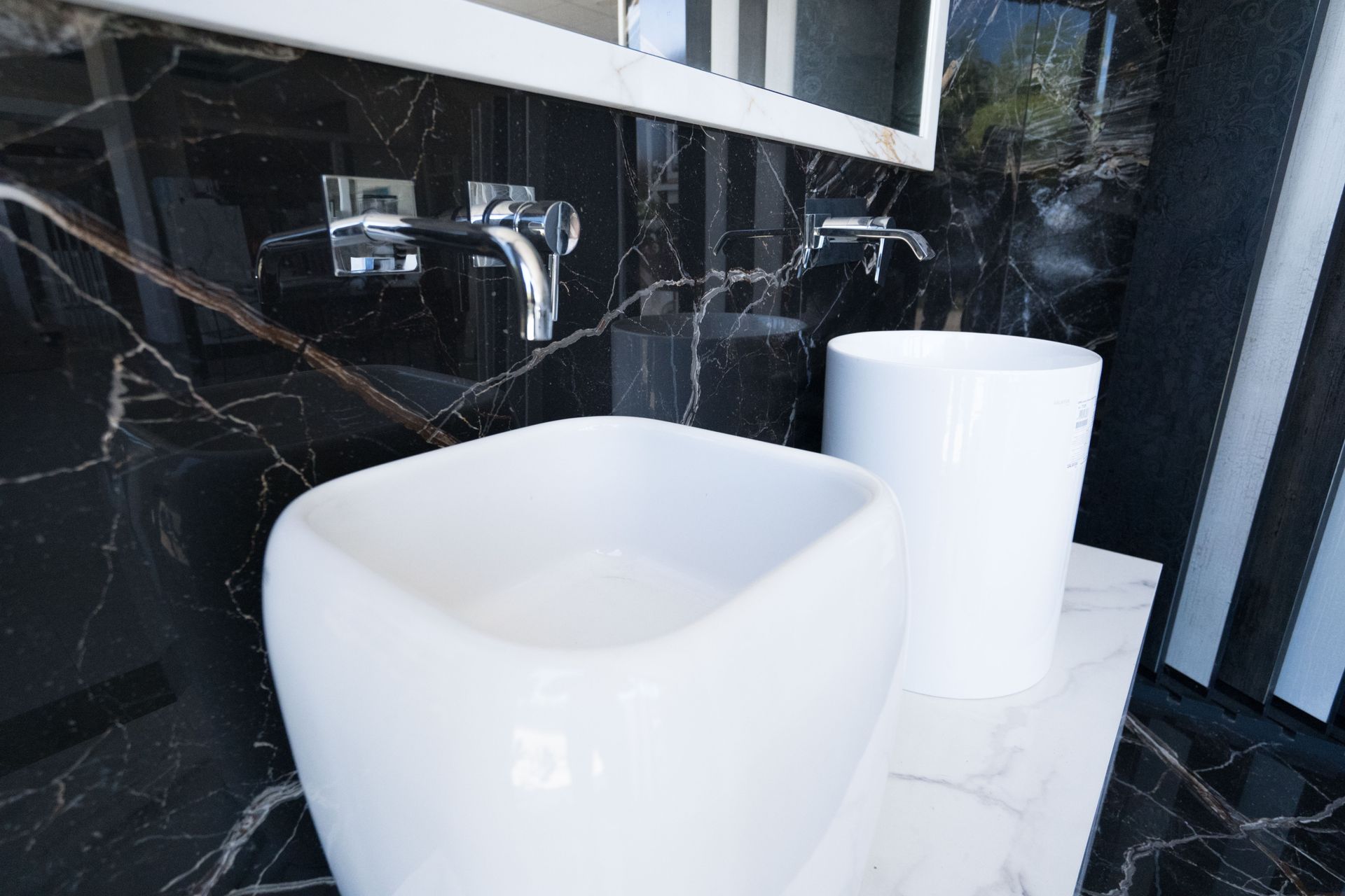 bagno in marmo nero
