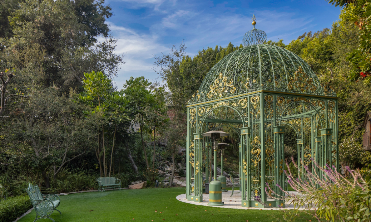 Balloon delivery luxury exclusive event venue property Bel Air Los Angeles CA 90077