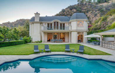 Balloon delivery to luxury Stone Canyon estate event venue Bel Air Los Angeles CA