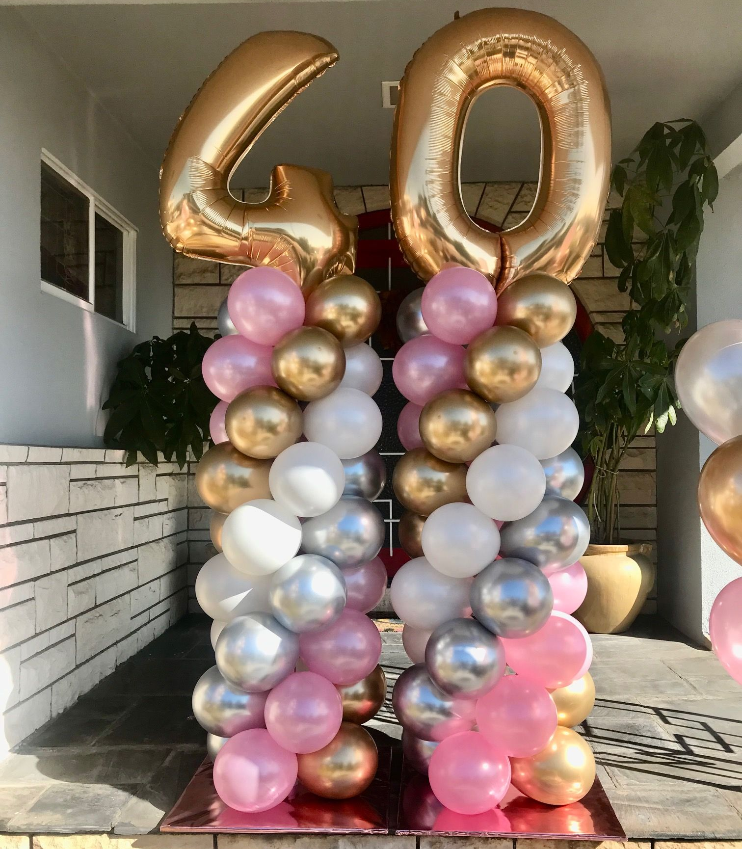 pink gold white balloons large number 40 in gold number balloons on top of balloon column. Balloon delivery Silver Lake