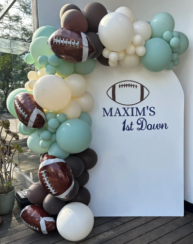 1st birthday balloon delivery Los Angeles — backdrop photo wall and organic garland — Balloon Concierge