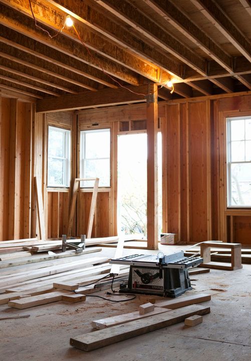 Una stanza che viene costruita con molto legno al suo interno