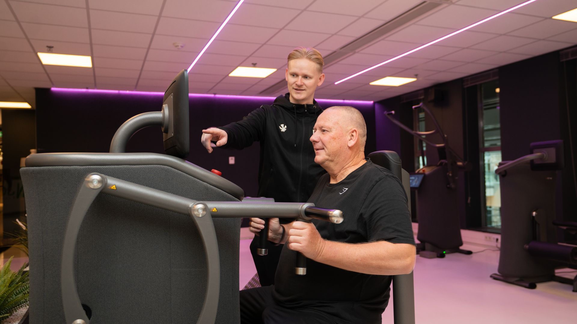 Een groep vrouwen doet squats in een sportschool.