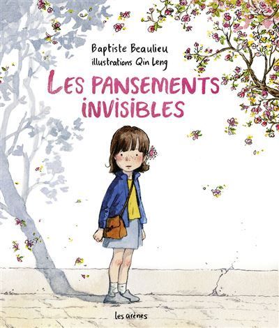 Jeune fille en veste bleue, tenant un sac à main, sous un arbre aux fleurs roses. Couverture du livre français : « Les Pansements Invisibles ».