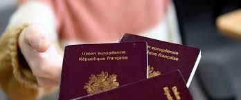Personne présentant plusieurs passeports français.
