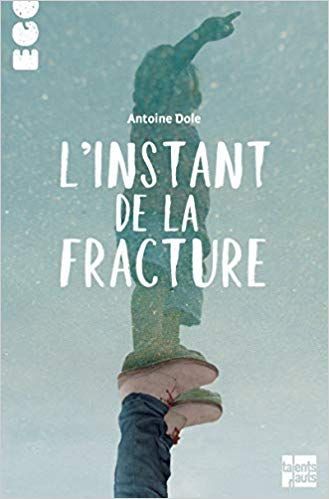 Couverture : Une silhouette floue pointe vers le haut sur un fond bleu neigeux. Titre : « L’instant de la Fracture ».