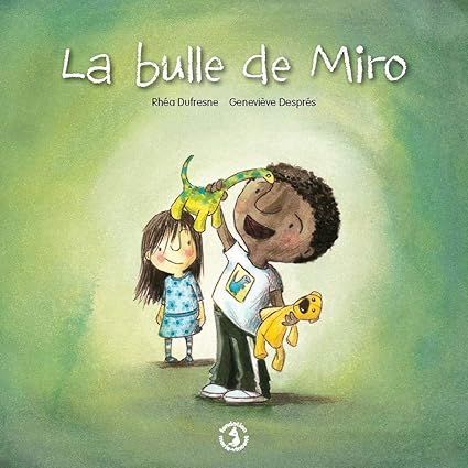 Garçon tendant la main vers un dinosaure en peluche, fille regardant. Fond vert. Titre : La bulle de Miro.