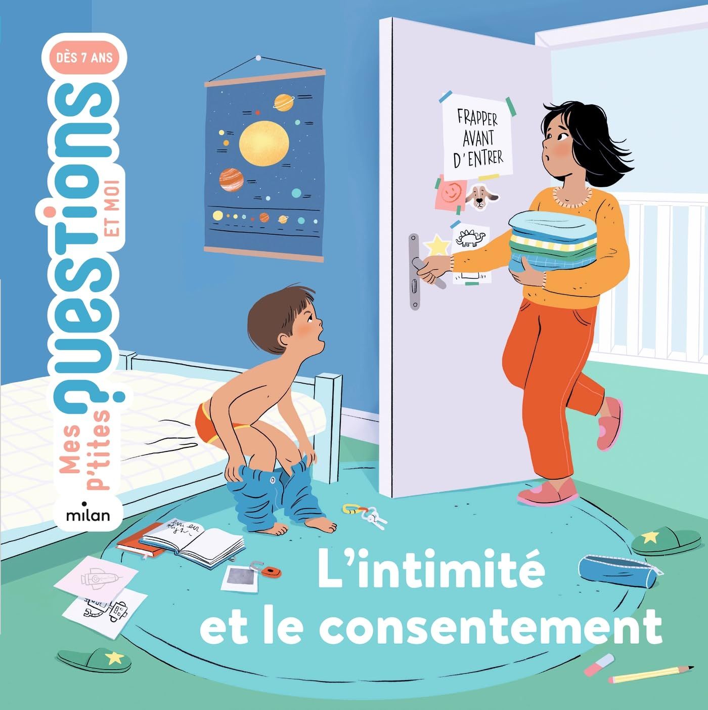Dans une chambre, un enfant en sous-vêtements remonte son pantalon tandis qu'une personne tient du linge. Texte : « Intimité et consentement ».