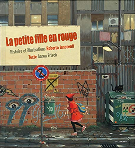 Couverture du livre « La petite fille en rouge ». Une jeune fille en manteau rouge passe devant des graffitis et une poubelle dans un décor urbain.