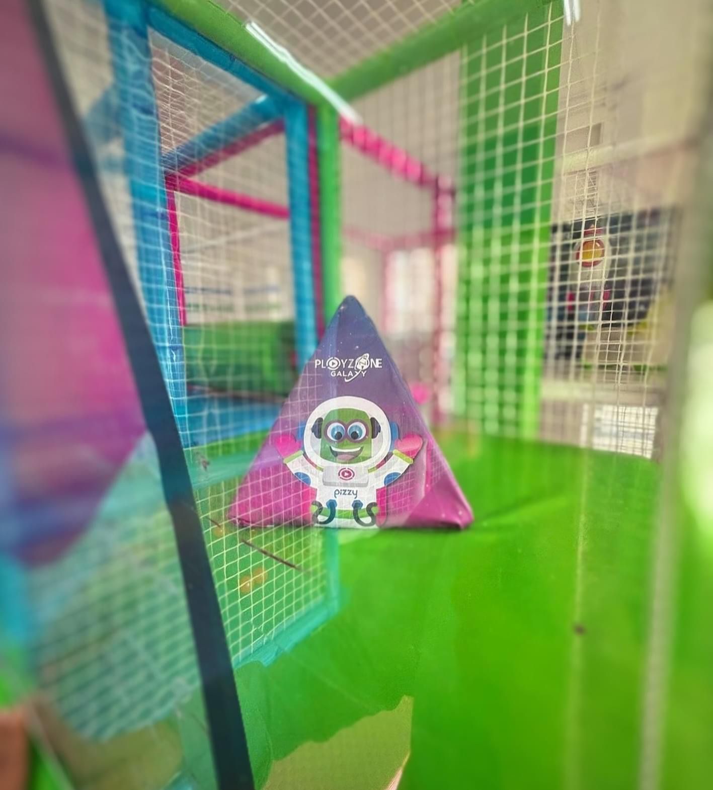 Un parco giochi colorato con un triangolo al centro.
