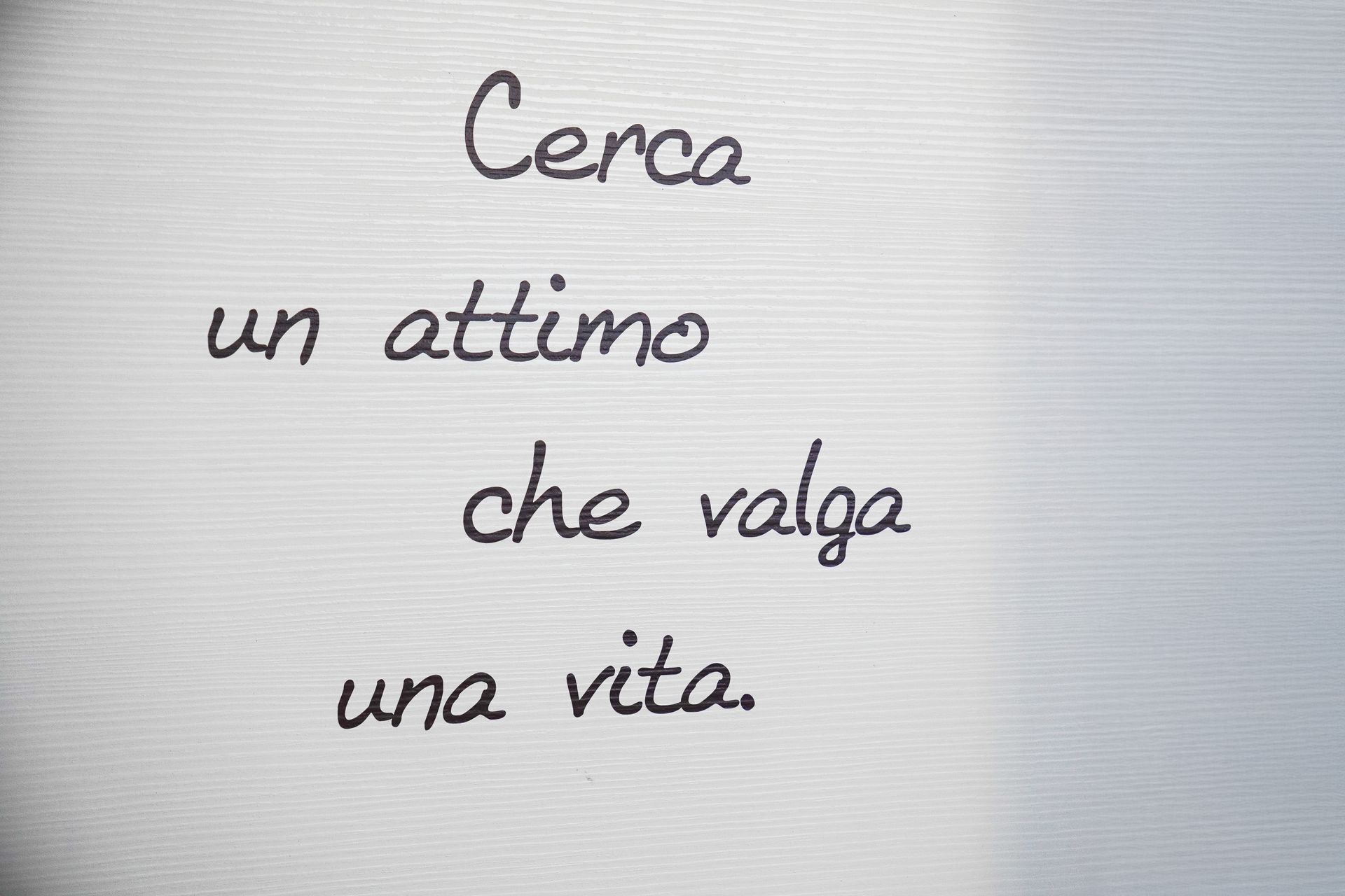 A piece of paper that says cerca un attimo che valga una vita