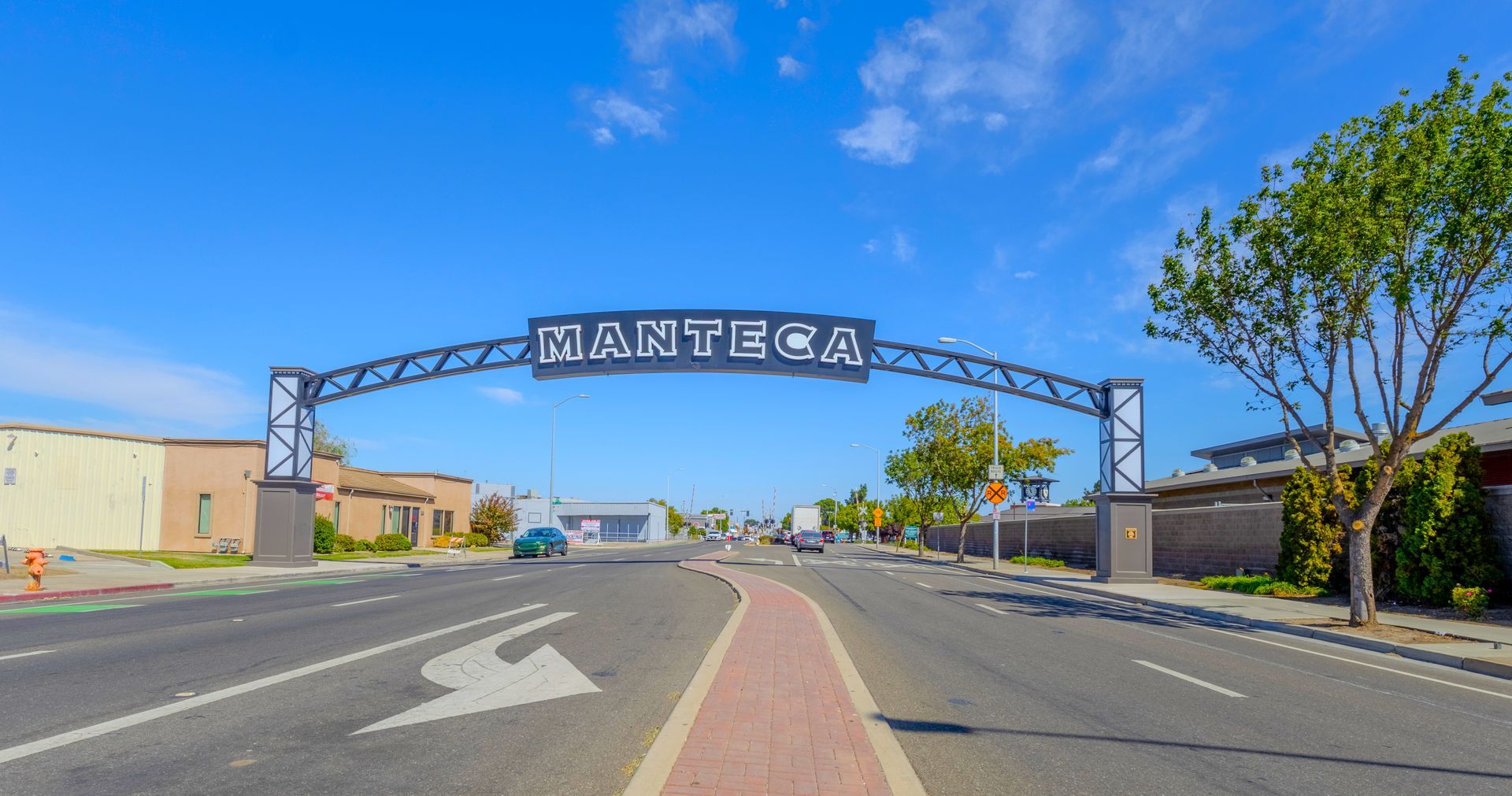 Welcome to Manteca gateway arch sign on Yosemite Avenue, Manteca, CA