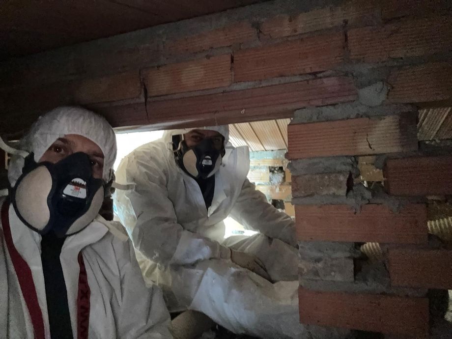 Tecnici SC GROUP al lavoro in un sottotetto