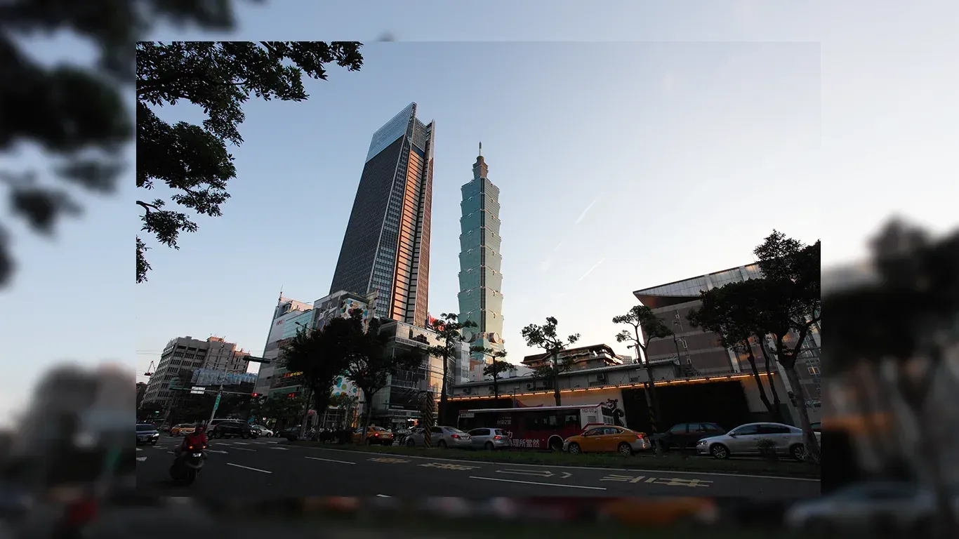 台北信義 南山人壽大樓外觀與台北101街景