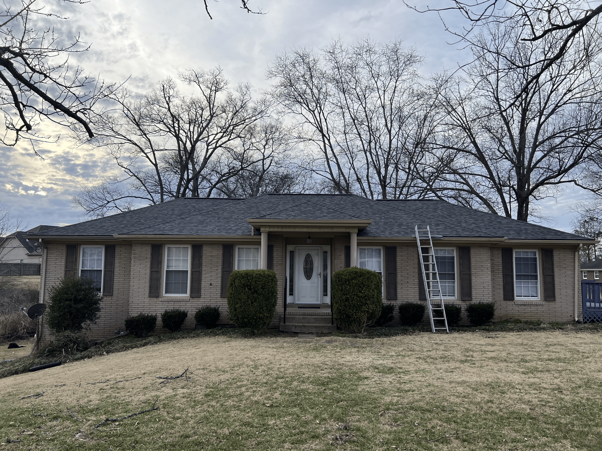 New gray shingle roof install on home by Red Line Roofing in Dickson, TN