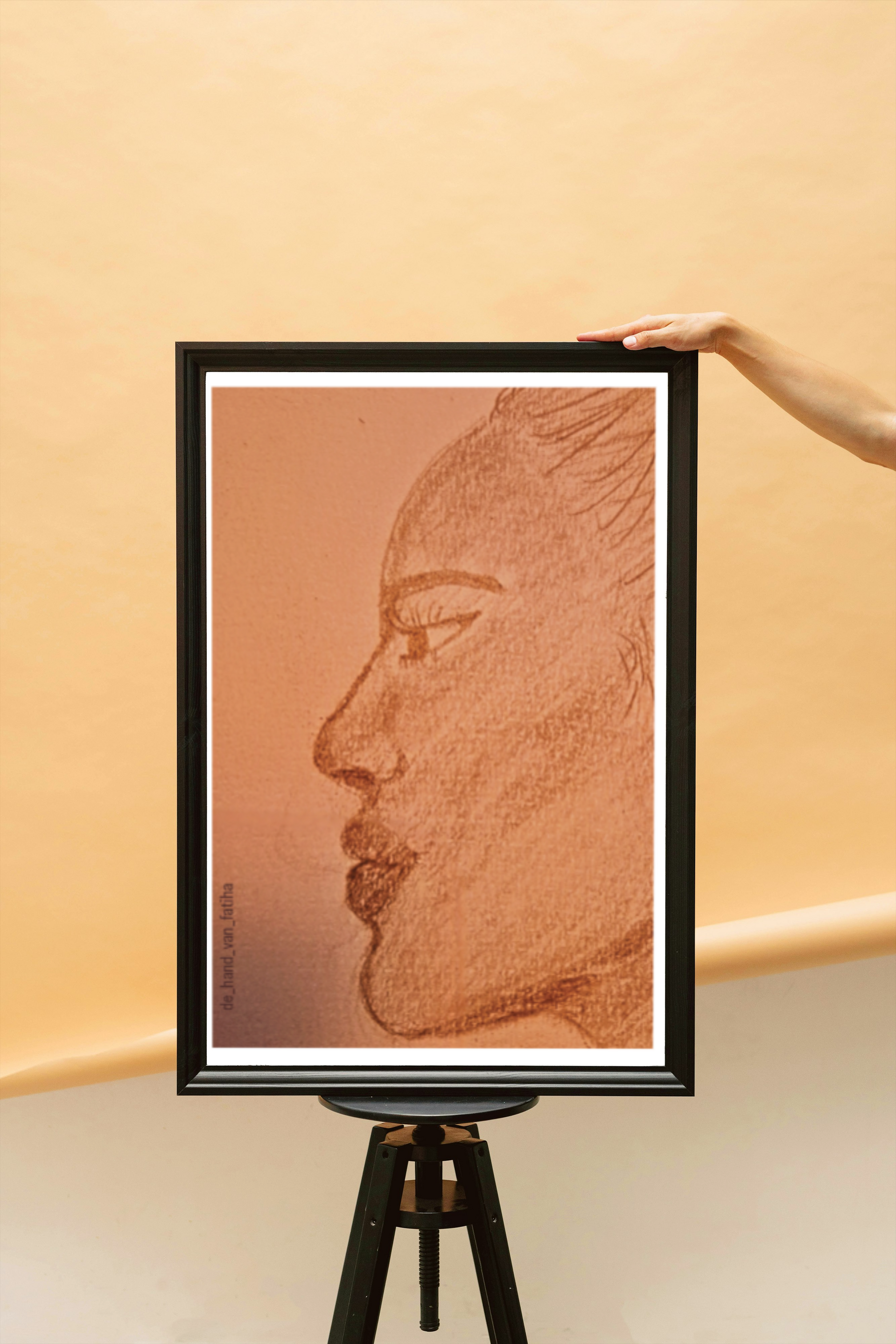 A3-print van tekening van vrouwelijk profiel, van Fatiha Najid, zonder lijst