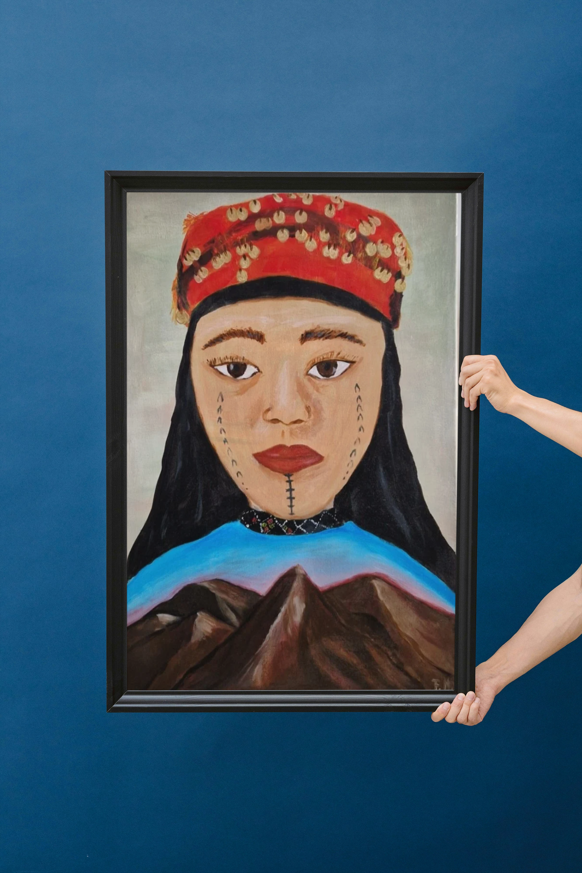 Schilderij Tashalhit van Fatiha Najid, acryl portret van Amazigh vrouw met bergen, ingelijst op blauwe achtergrond