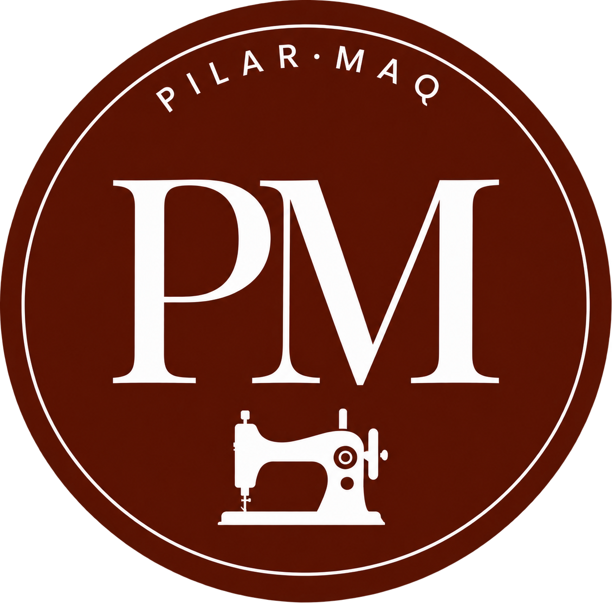Logotipo circular marrón con las letras blancas “PM”, icono de máquina de coser y texto “PILAR.MAQ”.