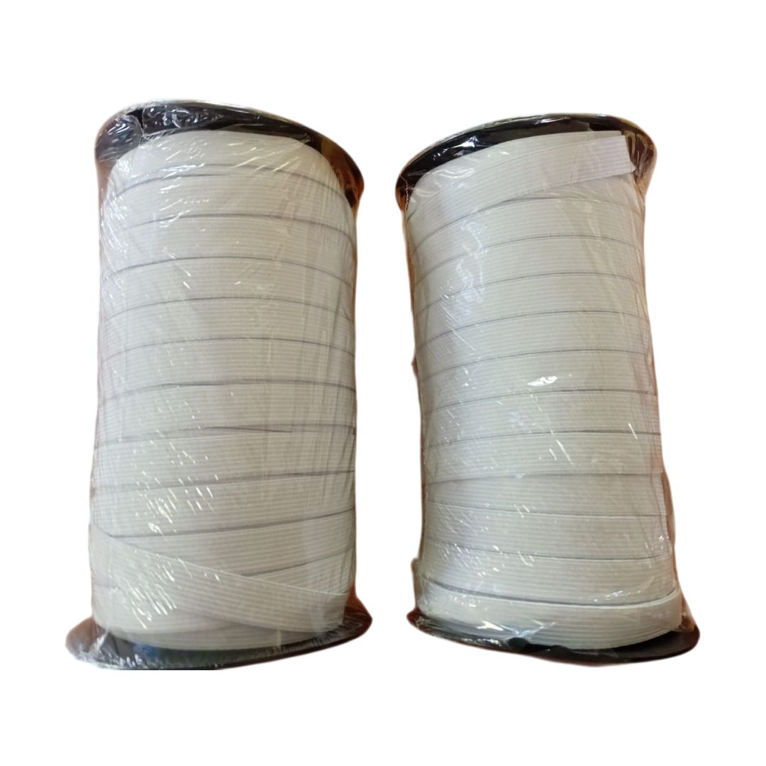 Dos rollos de cinta o alambre blanco en carretes con bordes marrones sobre un fondo blanco.