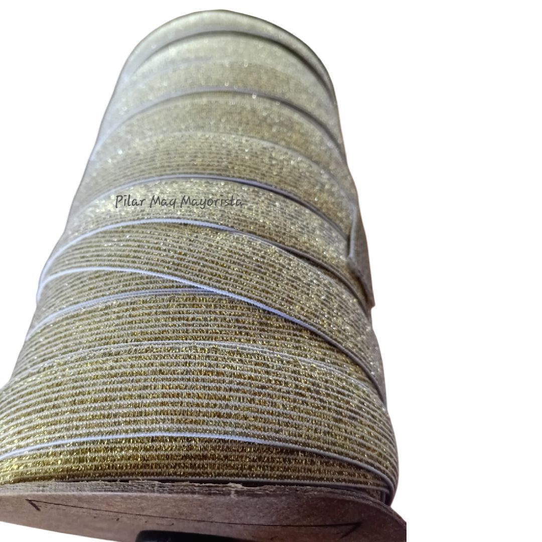 Primer plano de una chimenea o conducto de ventilación de metal desgastado y acanalado contra un cielo blanco.