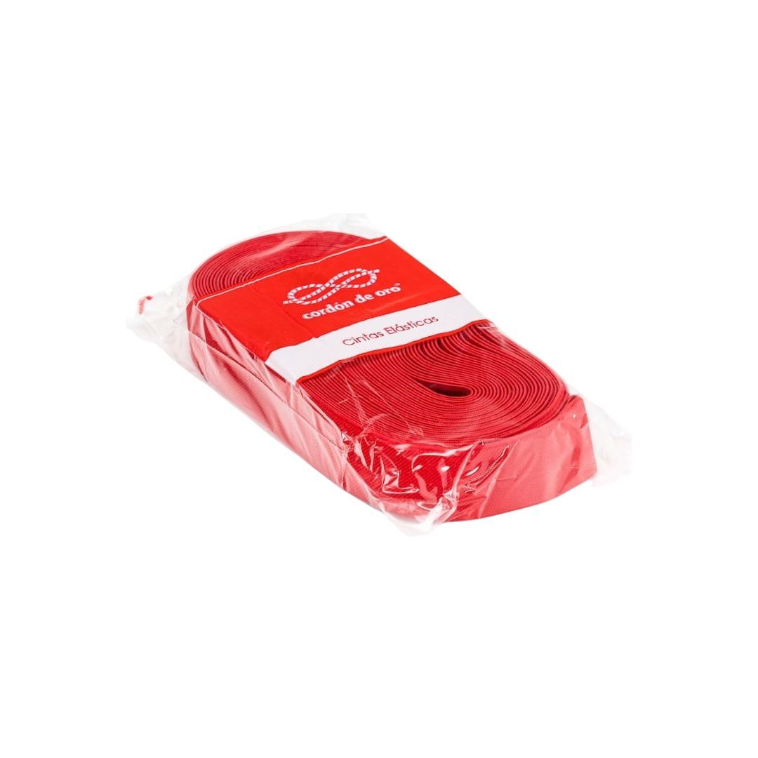 Esponja o estropajo rojo empaquetado en envoltorio de plástico transparente sobre fondo blanco.