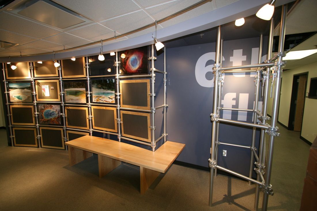A room with a table and a wall with the letter g on it